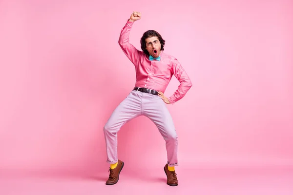 Foto de comprimento total de bonito engraçado morena cabelo homem dançando crescente punho isolado cor rosa fundo — Fotografia de Stock