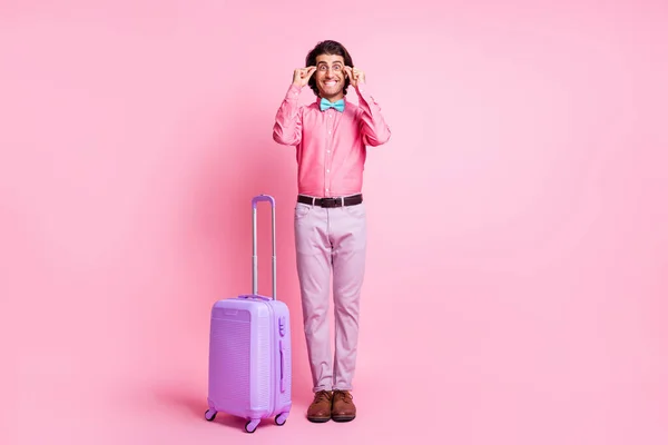 Foto em tamanho completo de bela morena elegante jovem cavalheiro segurar óculos bagagem isolada no fundo cor-de-rosa pastel — Fotografia de Stock