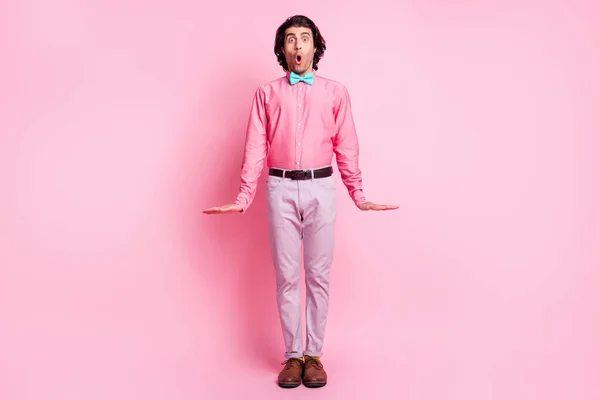 Lunghezza completa foto di stupito affascinante giovane uomo eccitato sorpresa attendere sconto vendita isolato su sfondo di colore rosa — Foto Stock