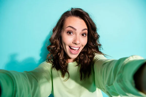 Fotoporträt von lustig niedlich lockig fröhlich brünett lächelnd Selfie isoliert auf hellem Krickenkraut Hintergrund — Stockfoto