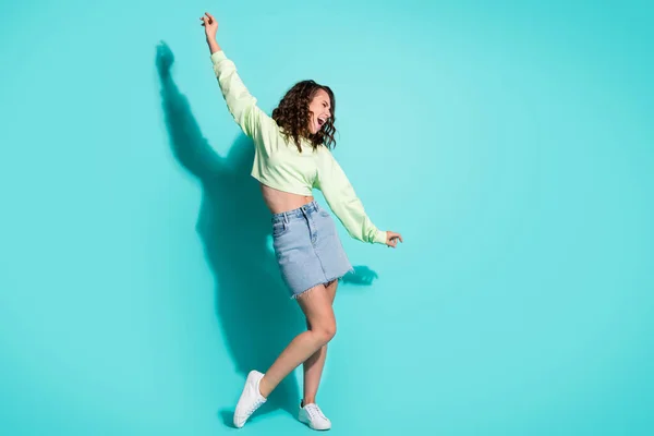 Photo pleine longueur de la taille du corps d'une danseuse funky chantant bruyamment en gardant la main isolée sur fond vibrant de couleur sarcelle — Photo