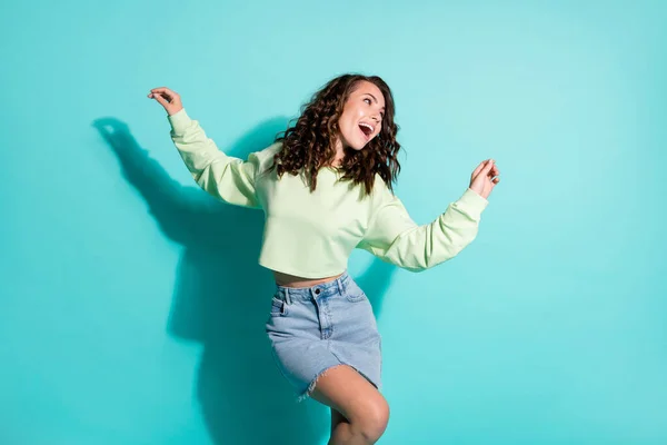 Foto recortada de menina muito sonhadora dançando no fim de semana cantando vestindo roupas casuais rindo isolado no fundo cor teal vívido — Fotografia de Stock