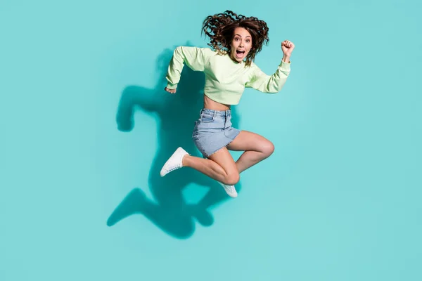 Teljes hossz testméret fotó őrült energikus aktív lány jumping magas bolondos kiabálás elszigetelt élénk varangy szín háttér — Stock Fotó