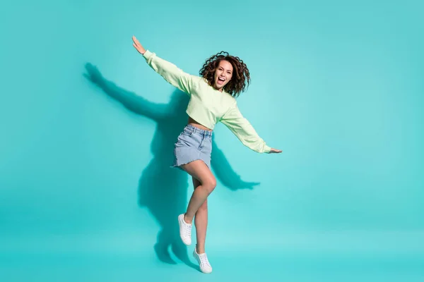Teljes hossz testméret fotó lány tánc tartása kéz fel tettetés sík nevetés elszigetelt fényes kék szín háttér — Stock Fotó