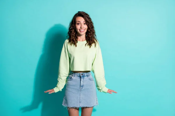 Foto retrato de chica tímida sonriendo aislado sobre fondo de color verde azulado —  Fotos de Stock