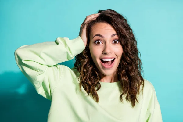 Foto ritratto di eccitato giovane ragazza toccando la testa isolato su sfondo vivido color verde acqua — Foto Stock