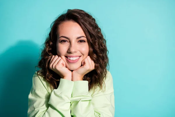 Foto portret van schattig meisje houden gezicht met twee handen geïsoleerd op levendige teal gekleurde achtergrond — Stockfoto