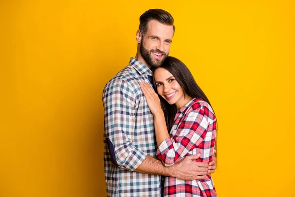 Ritratto fotografico di sposi felici che si abbracciano isolati su uno sfondo giallo vivido con spazio vuoto — Foto Stock