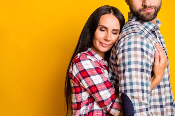 Фотопортрет жінки, що обіймає чоловіка ззаду ізольовано на яскраво-жовтому кольоровому фоні з порожнім простором — стокове фото
