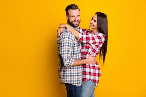 白い空間で鮮やかな黄色の背景に隔離された抱擁妻と夫の写真の肖像 — ストック写真
