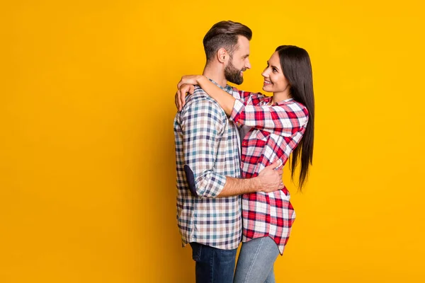 Foto retrato de casal encantador abraço isolado no fundo colorido amarelo vívido com espaço em branco — Fotografia de Stock