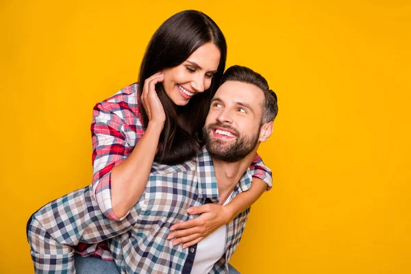 Retrato de bonito bonito bonito casal alegre piggy apoio ter divertido abraçando isolado sobre fundo de cor amarela brilhante — Fotografia de Stock