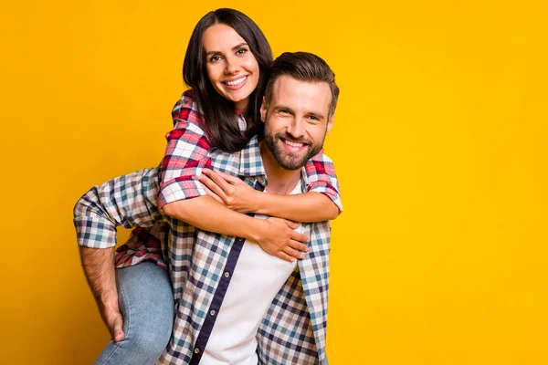 Portrait photo de fille piggyback équitation gars isolé sur fond jaune vif — Photo