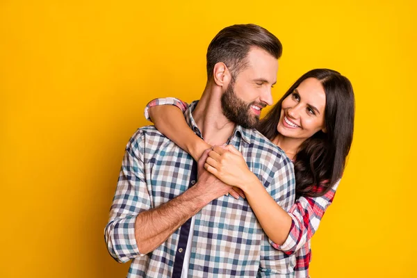 Foto retrato de chica abrazando novio por detrás aislado sobre fondo de color amarillo vivo — Foto de Stock