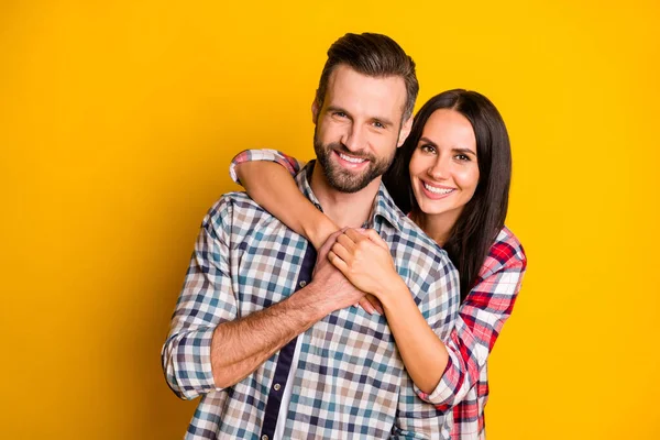 Portret van mooie schattige tedere vrolijke aanhankelijke paar omarmen geïsoleerd over helder gele kleur achtergrond — Stockfoto