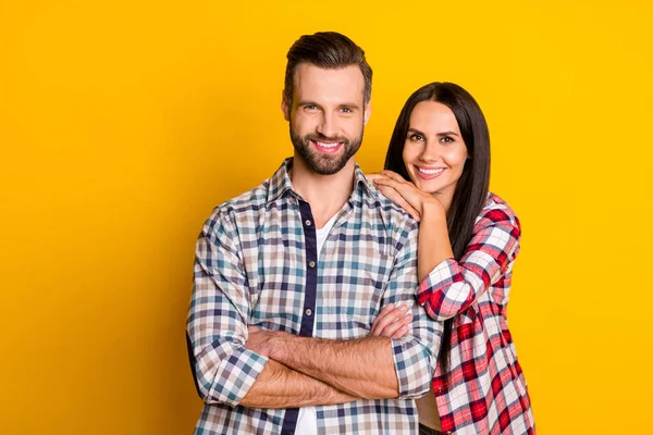 Porträt von attraktiven fröhlichen netten Paar gefaltete Arme Vertrauen idyllisch isoliert über leuchtend gelben Farbhintergrund — Stockfoto