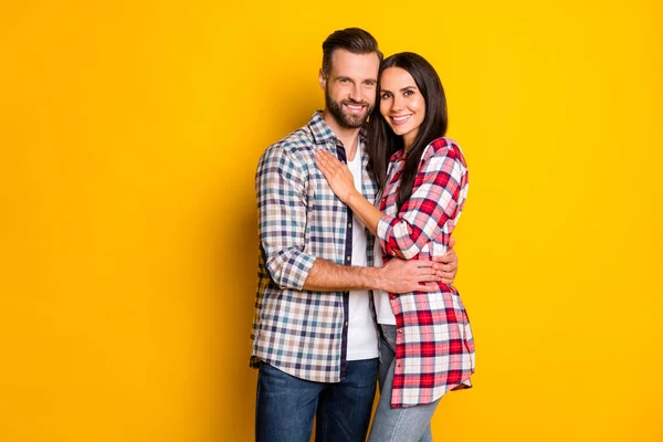 Portret atrakcyjnej wesołej słodkiej pary obejmującej spędzanie czasu w odosobnieniu na jasnożółtym tle koloru — Zdjęcie stockowe