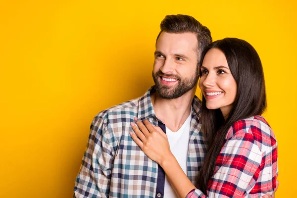 Retrato de atraente concurso alegre casal abraçando olhando para o lado cópia espaço isolado sobre brilhante cor amarela fundo — Fotografia de Stock