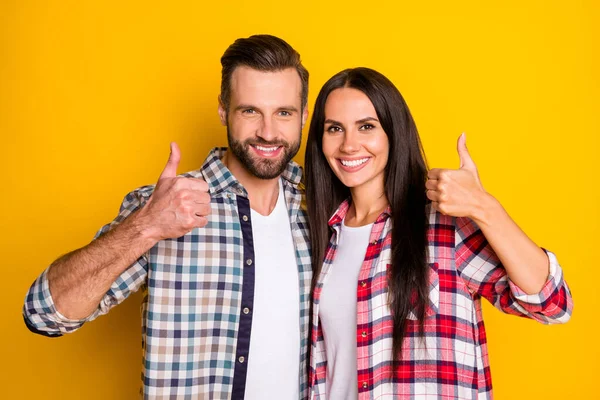 Foto portret van knuffelen paar tonen duimen omhoog geïsoleerd op levendige geel gekleurde achtergrond — Stockfoto