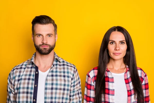Портрет двох привабливих контентів, які люди партнери носять перевірені сорочки ізольовані на яскраво-жовтому тлі — стокове фото