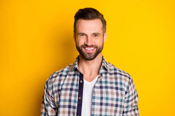 Retrato de atractivo contenido alegre tipo barbudo con camisa a cuadros aislado sobre fondo de color amarillo brillante — Foto de Stock