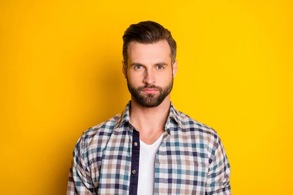 Foto retrato de hombre serio guapo aislado sobre fondo de color amarillo vivo — Foto de Stock