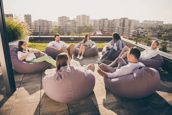 Νίκαια ελκυστικό κομψό συνεργάτες κάθεται σε καρέκλες τσάντα συζητώντας εταιρικό σχέδιο στρατηγικής του έργου της εταιρείας στην οροφή έξω από την ηλιόλουστη μέρα εξωτερική — Φωτογραφία Αρχείου
