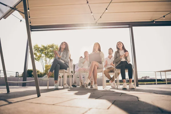 Portret van aantrekkelijke vrolijke ondernemers zitten luisteren spreker klappen palmen ontwikkeling op het dak frisse lucht buiten — Stockfoto