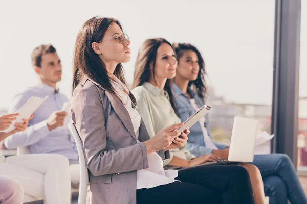 Profil vue de côté portrait de personnes intelligentes attirantes ciblées entrepreneurs assister à la formation écoute haut-parleur étudier à l'extérieur — Photo