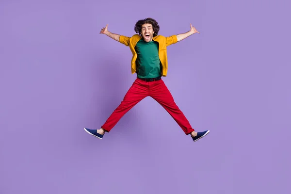 Foto retrato visão de corpo inteiro do homem espalhando braços pernas como estrela pulando isolado no fundo colorido roxo vívido — Fotografia de Stock