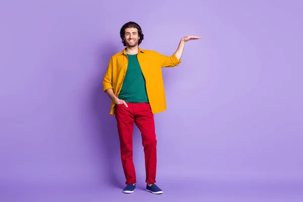 Retrato de foto de comprimento total do homem mostrando altura com uma mão isolada em fundo colorido violeta vívido — Fotografia de Stock