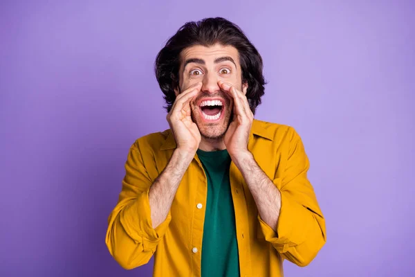 Фото молодого щасливого збудженого красивого чоловіка Чоловік тримає руки в роті крик ізольований на фіолетовому кольоровому фоні — стокове фото