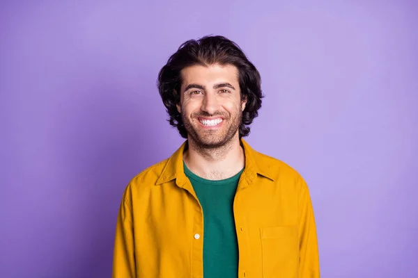Foto van jonge lachende vrolijke knappe man man kijken in camera geïsoleerd op violette kleur achtergrond — Stockfoto
