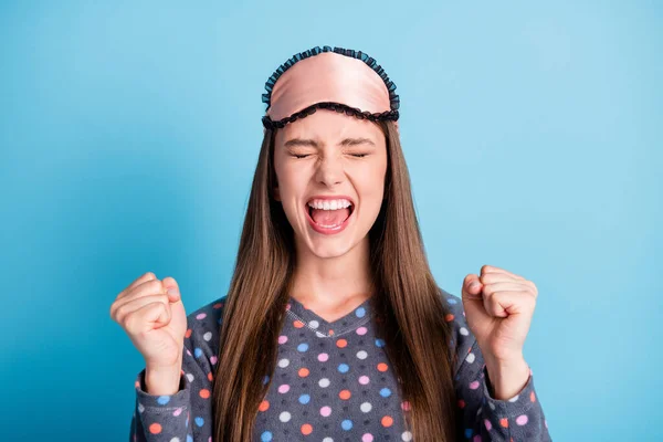 Primo piano headshot foto di bella modella giovane ragazza alzato pugni bocca aperta occhi chiusi vincere casa lotteria usura maschera punteggiato camicia pigiama pigiama isolato colore blu sfondo — Foto Stock