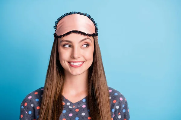 Foto di carino affascinante studente ragazza irradiando lucido sorridente sguardo vuoto spazio in attesa barista fare mattina caffè indossare maschera punteggiata camicia pigiama pigiama isolato colore blu sfondo — Foto Stock