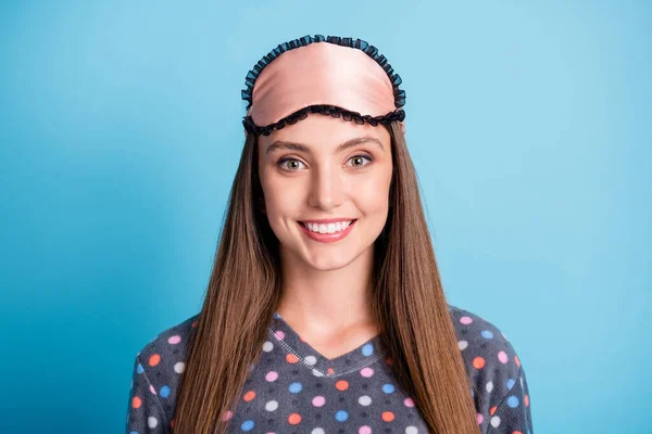 Foto van mooie charmante student meisje stralen glanzend glimlachen slecht na het hebben van leuke vrienden perfecte dag eindigen dragen masker gestippelde shirt pyjama 's slaapkledij geïsoleerde blauwe kleur achtergrond — Stockfoto