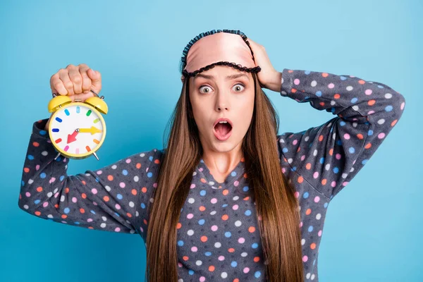 Ω, όχι. Φωτογραφία από χαριτωμένο ελκυστική έφηβος κορίτσι κρατήσει το κεφάλι ρολόι χέρι ανοιχτό στόμα κόμμα νύχτα παρακοιμήστε εργασία φορούν μάσκα διακεκομμένη πουκάμισο ροζ παντελόνι πιτζάμες ύπνο απομονωμένο μπλε χρώμα φόντο — Φωτογραφία Αρχείου