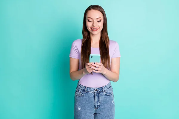 Foto retrato de menina manter a leitura do smartphone usando aplicativo sorrindo isolado no fundo cor teal vibrante — Fotografia de Stock
