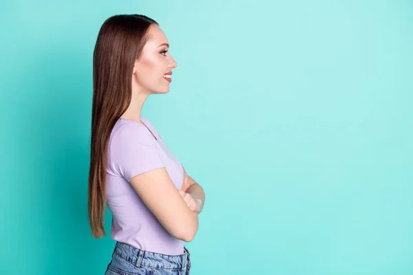 Side profiel foto van meisje met gekruiste handen kijken naar lege ruimte glimlachen geïsoleerd op levendige teal kleur achtergrond — Stockfoto