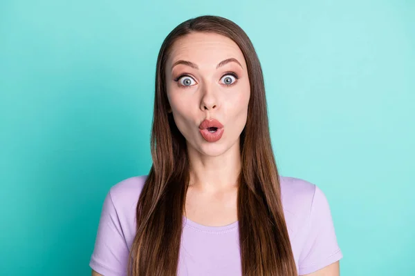 Foto portrét ohromený šokované dívka v hlavní roli s otevřenými ústy izolované na jasném teal barevném pozadí — Stock fotografie