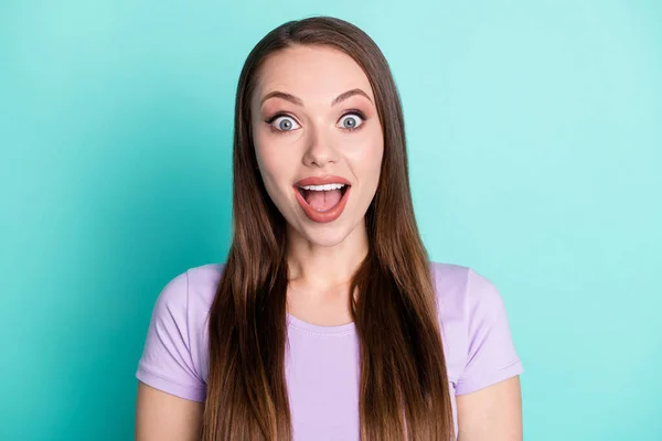 Foto retrato de chica sorprendida con el pelo largo recto mirando con la boca abierta aislada sobre fondo de color verde azulado — Foto de Stock