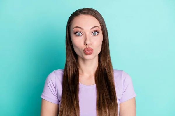 Foto portrét hravé funky dívka posílání vzduchový polibek s baculatými našpulenými rty zírá izolované na světlé teal barva pozadí — Stock fotografie