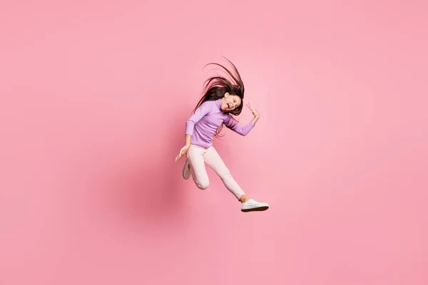 Foto de corpo inteiro de menina animado saltar gritar seu penteado voar isolado sobre fundo cor pastel — Fotografia de Stock