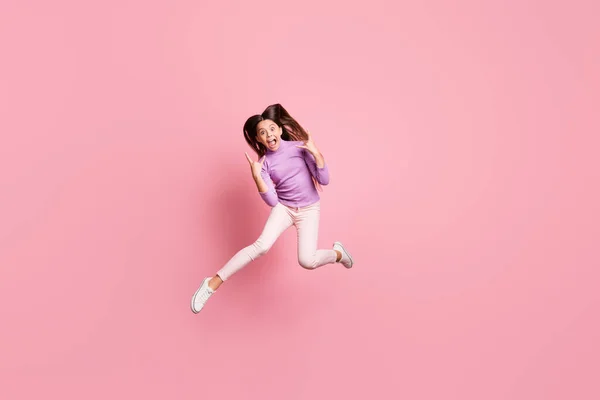 Foto em tamanho completo de criança pequena animado salto menina fazer v-sinal desgaste camisola roxa isolado sobre fundo cor pastel — Fotografia de Stock