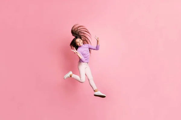 Celotělová fotografie malého dítěte skok, aby v-znamení nosit fialový svetr izolované přes pastelové barvy pozadí — Stock fotografie