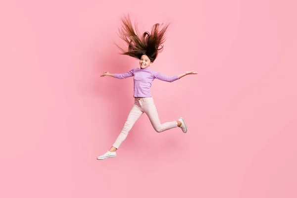 Full kropp foto av liten flicka hoppa håll händerna bära lila tröja isolerad över pastell färg bakgrund — Stockfoto