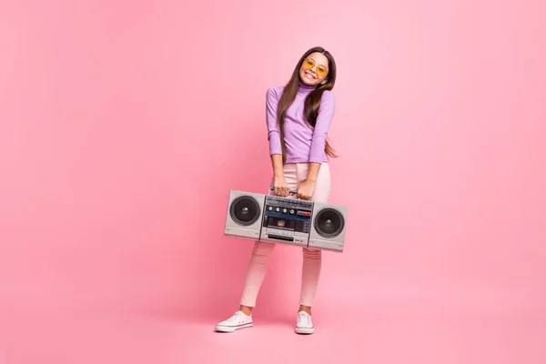 Lunghezza completa foto di bambina tenere cassetta retrò boom box indossare pantaloni viola isolato su sfondo di colore pastello — Foto Stock