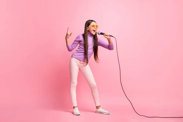 Full length foto di bambina cantare canzone su mic usura pantaloni maglione viola isolato su sfondo di colore pastello — Foto Stock