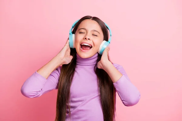 Zdjęcie szalonej dziewczyny cieszyć słuchać muzyki na bezprzewodowym słuchawki izolowane na pastelowym tle kolorów — Zdjęcie stockowe