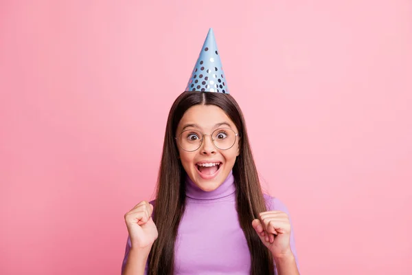 Close-up retrato dela ela agradável atraente muito bonito pequeno alegre pouco alegre espantado menina de cabelos longos usar tampão de papel se divertindo celebratório isolado sobre fundo cor pastel rosa — Fotografia de Stock